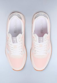 Baskets de sport rose clair avec des accents blancs, dotées d'une tige en tissu lisse, d'une semelle en caoutchouc et de lacets ronds. Détail en logo argenté sur la languette.
