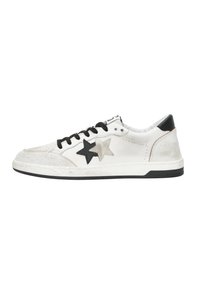 Sneakers bianchi in pelle con superficie testurizzata, caratterizzati da accenti di stelle nere e argentate, lacci neri e suola in gomma nera.