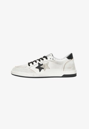 Hvide lædersneakers med struktureret overflade, med sorte og sølvfarvede stjerneaccentuer, sorte snørebånd og en sort gummisål.