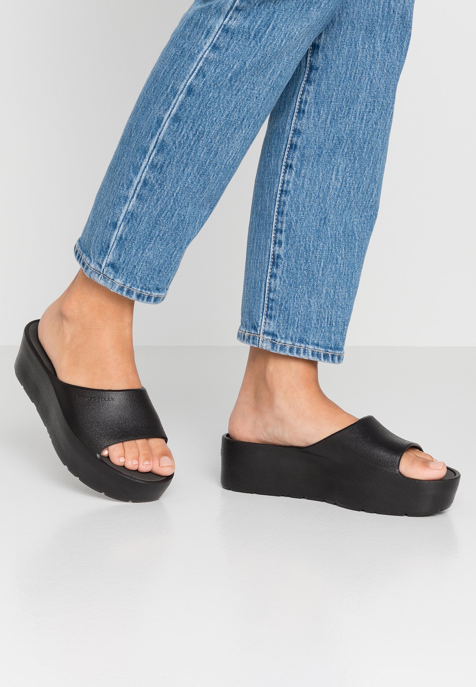 90s black wedges