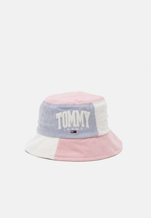 Sombrero tipo bucket de pana con paneles en rosa pastel, blanco y azul claro, bordado con "TOMMY" y un pequeño logo de Tommy Hilfiger en la parte delantera.