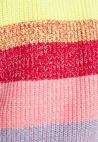 Suéter de punto a rayas horizontales en amarillo, rojo, rosa y azul claro. Textura suave con patrones de punto variados a lo largo.