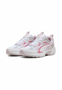Las zapatillas blancas y rosas cuentan con una parte superior de malla, un collar acolchado, cordones y una suela texturada con la marca en el lateral y la lengüeta.
