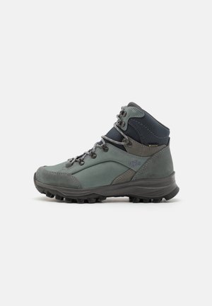 Botas de caminhada verdes com detalhes em cinza e uma sola de borracha preta. As características incluem um colarinho acolchoado, atacadores redondos e um acabamento texturizado.