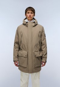 Beige isoleret parka med høj krave, justerbar hætte, frontlynt og to store forlommer. Tekstureret stof med mat overflade.
