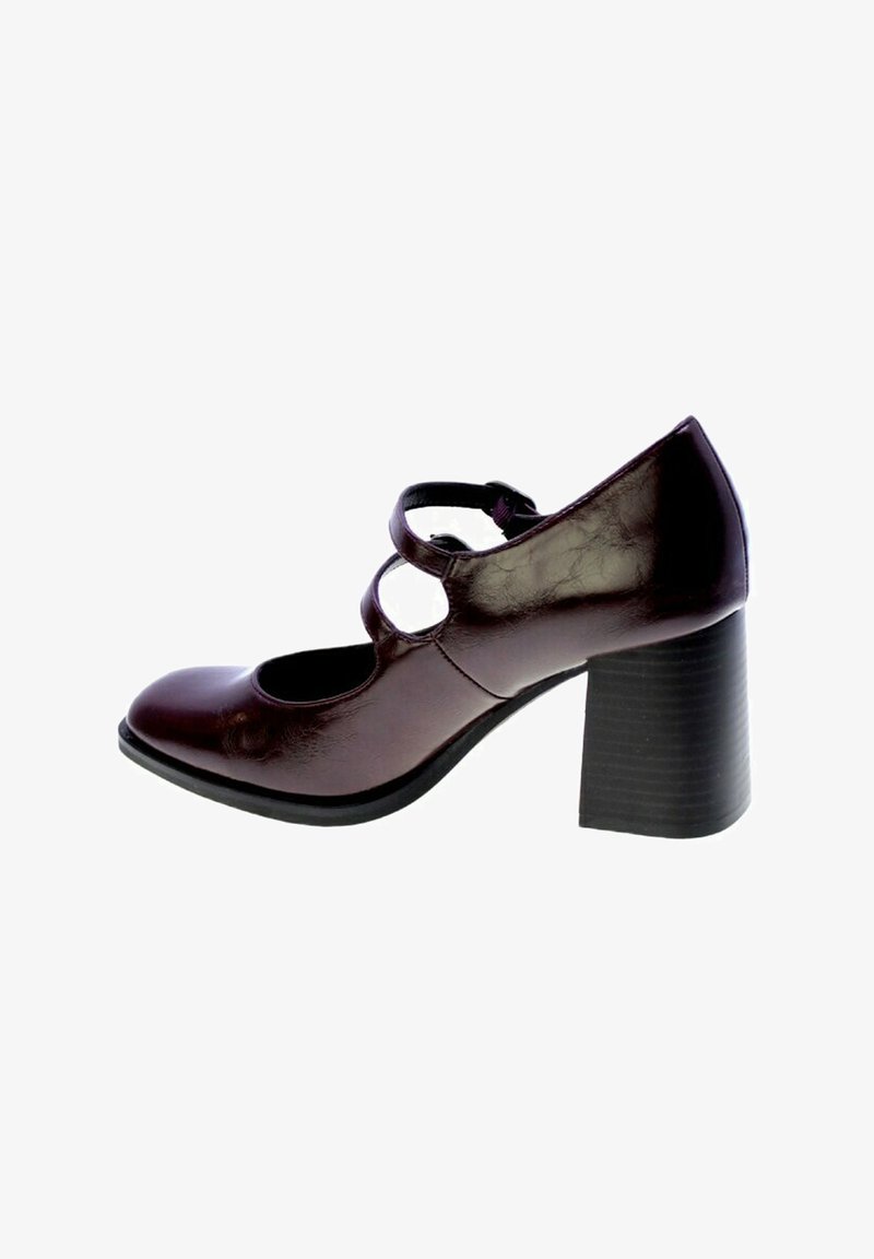 Scarpe con tacco in pelle bordeaux con cinturino alla caviglia e dettagli ritagliati. Presentano una punta arrotondata e un tacco a blocco testurizzato.