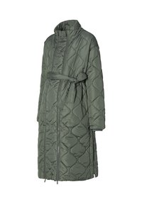 Quilted grønt overtøj med h�øj krave, lange ærmer og taljern. Har diagonale syninger for tekstur og varme.