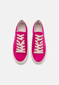 Lyserøde ruskindsneakers med hvide snørebånd og gummisåler, vist ovenfra på en hvid baggrund.