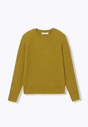 Pull en tricot couleur moutarde avec une texture côtelée, un col rond et des manches longues avec un ourlet droit. Design simple sans motifs.