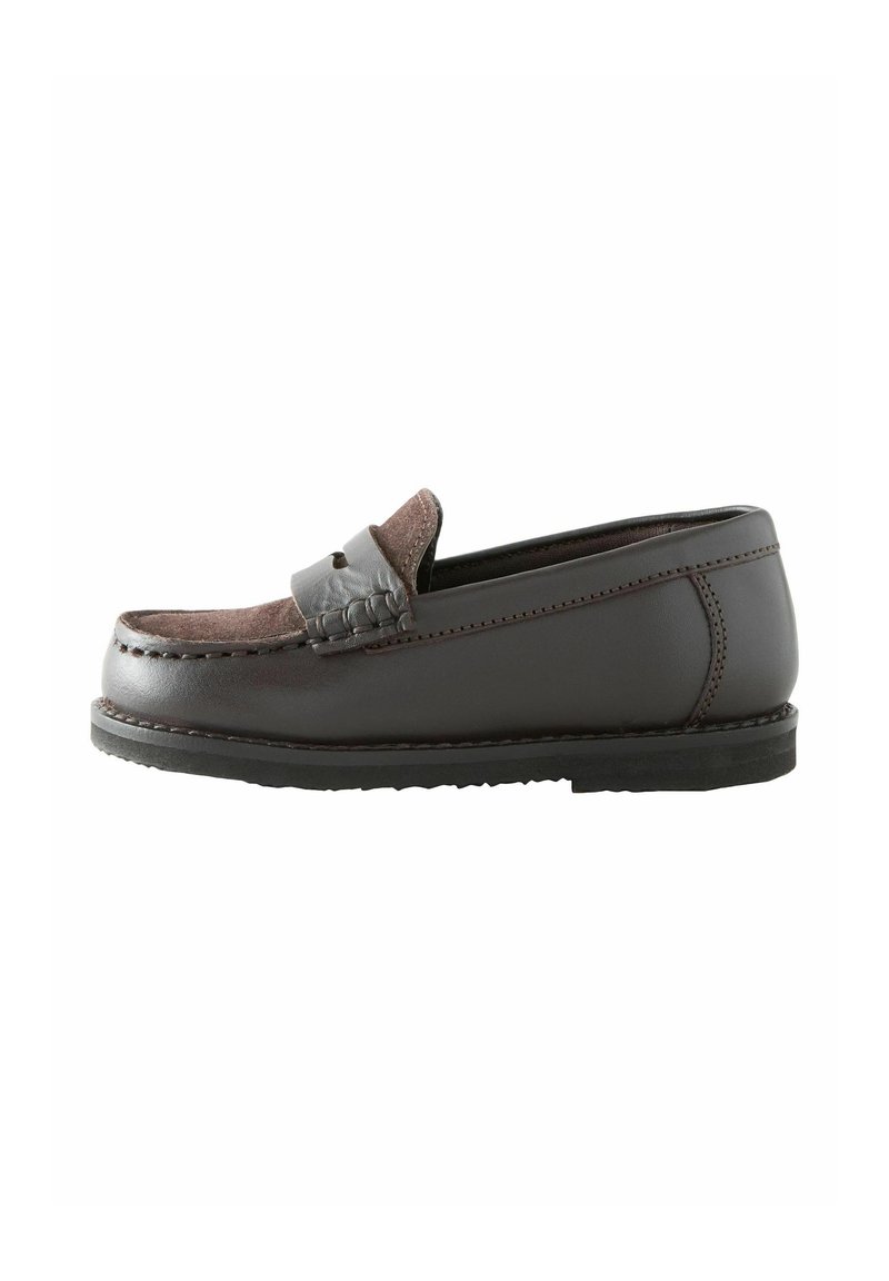 Dunkelbrauner Leder- und Wildleder-Halbschuh mit genähten Details und einer flachen, schwarzen Gummisohle, im Seitenprofil dargestellt.