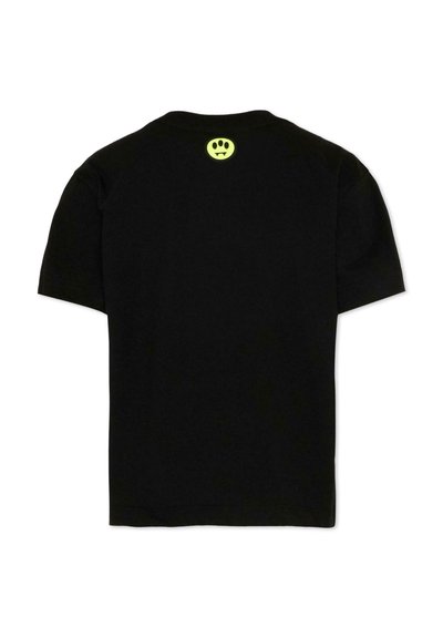 Czarny T-shirt z krótkim rękawem z małą żółtą buźką z kłami nadrukowaną w pobliżu górnej części tyłu przy kołnierzu.