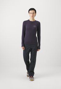 Klättermusen FAFNE CREW - Pikkade varrukatega topp - grape