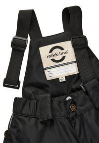 Schwarze wasserdichte Latzhose mit verstellbaren schwarzen Trägern, einem beigen Etikett mit dem Markenlogo und Druckknöpfen für einen sicheren Verschluss.