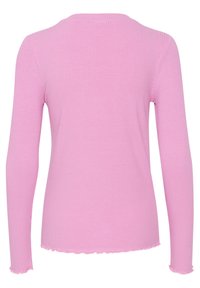 Pull en maille côtelée rose à manches longues, avec un ourlet festonné et un col rond, fabriqué dans un tissu doux et doté d'une silhouette près du corps.