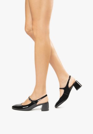 Sandalette nere in vernice con punta quadrata, lati aperti e tacco chunky; presenta una cinturini regolabile alla caviglia.