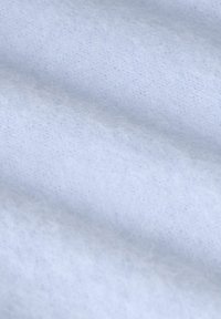 Lichtblauwe stof met een zachte, fuzzy textuur, featuring een gladde oppervlak en subtiele variaties in tinten.