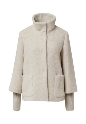 Beige, gewatteerde fleece jas met een hoge kraag, twee voorzakken en ribgebreide manchetten. Heeft een boxy ontwerp en een subtiel visgraatpatroon.