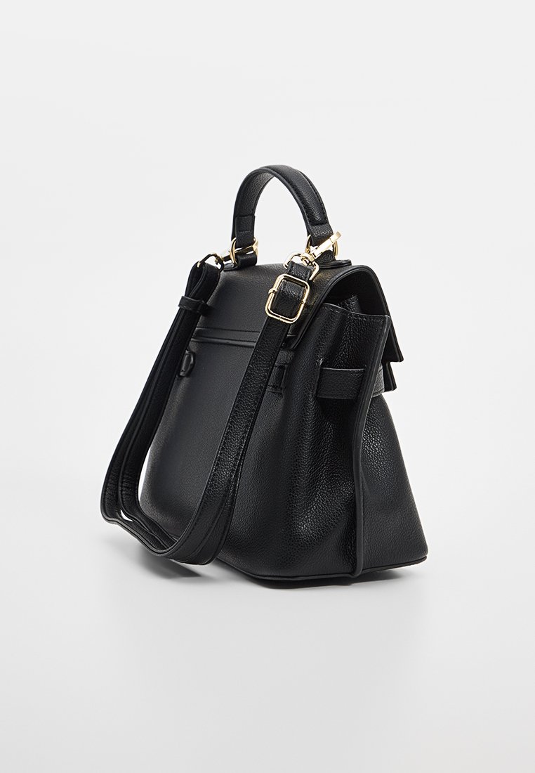 Sac en cuir noir avec une finition texturée, deux poignées courtes, et une bandoulière détachable avec des accents en métal doré.