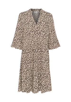 Kjole med leopardprint i beige og brun, med V-udskæring, flagrende ærmer og lagdelt skørt. Blødt stof med en flydende tekstur.