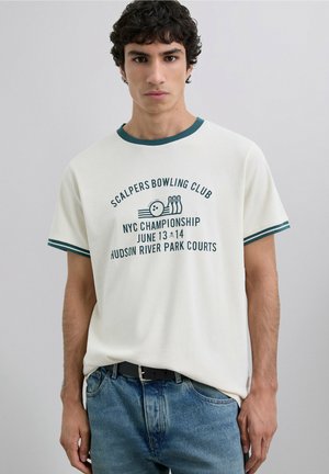Camiseta blanca de manga corta con cuello y puños de canalé verde oscuro. Presenta un gráfico impreso del "Scalpers Bowling Club" y detalles del evento.