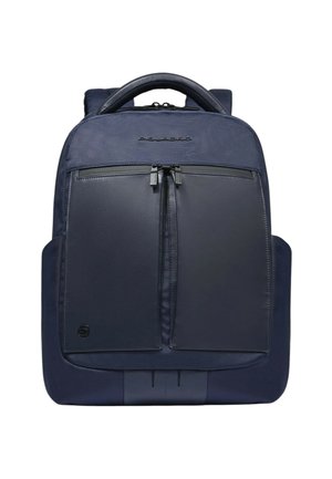 Zaino blu navy con manico imbottito, tasche anteriori con cerniera, tasche laterali e logo del marchio nero vicino all'angolo in basso a sinistra.