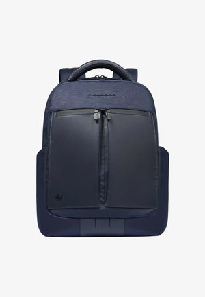 Zaino blu navy con manico imbottito, tasche anteriori con cerniera, tasche laterali e logo del marchio nero vicino all'angolo in basso a sinistra.