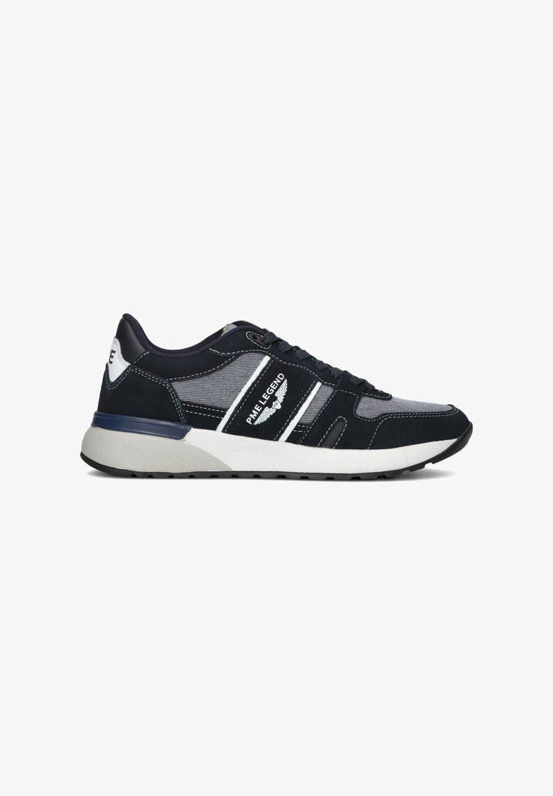 Marineblauwe en grijze sneaker met een gemêleerde bovenkant van textiel, witte accenten en een dempende zool. Uitrusting met veters en merknaam aan de zijkant.