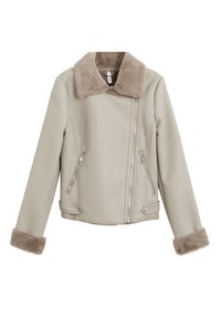 Giacca in faux leather beige con un colletto e polsini in morbido pelo marrone spesso e texturizzato. Presenta tasche con zip e una chiusura frontale con zip diagonale.