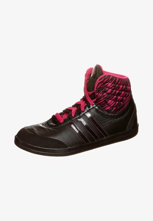 Baskets montantes noires avec lacets roses et col rembourré avec un motif ailé rose et noir.