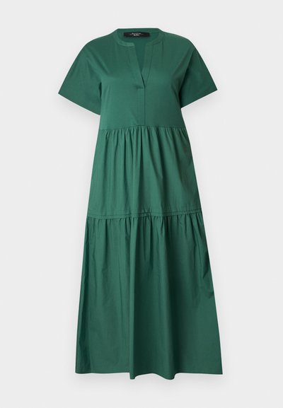 Πράσινο φόρεμα με κοντά μανίκια έως τον αστράγαλο, με λαιμόκοψη σε σχήμα V και φούστα με πολλαπλές, μάζεμα τμήματα.