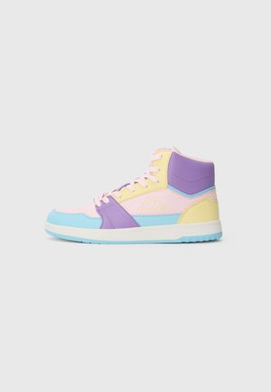 Hoge sneaker met pastel paarse, roze, gele en blauwe panelen en een witte zool, voorzien van een logo aan de zijkant.