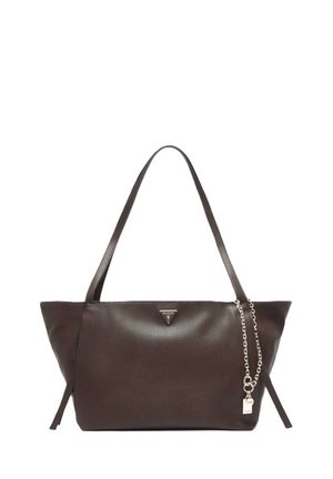 Dunkelbraune Ledertasche mit langen Henkeln, dreieckigem Markenzeichen und silberner Schlüsselanhängerkette mit kleinem Vorhängeschloss-Anhänger.