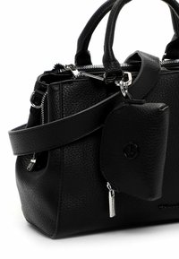 Svart läderhandväska med texturerad yta, silverdetaljer, topphandtag, avtagbar axelrem och en liten fäst påse.