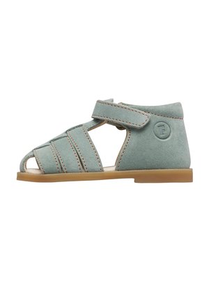 Sandalo per bambino in camoscio verde chiaro con tre cinturini frontali, chiusura a velcro alla caviglia, punta aperta e suola in gomma color cuoio.