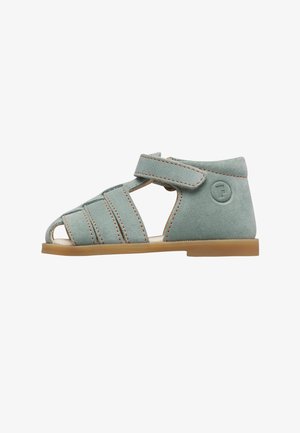 Sandalo per bambino in camoscio verde chiaro con tre cinturini frontali, chiusura a velcro alla caviglia, punta aperta e suola in gomma color cuoio.