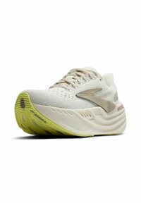 Chaussure de course légère avec une tige en maille blanche, une semelle extérieure verte, un design incurvé, des perforations pour la respirabilité et un talon texturé.