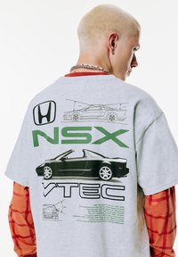 Grå bomulds T-shirt med Honda NSX grafik, grøn skrift, tekniske tegninger og en sort cabriolet-illustration på ryggen.