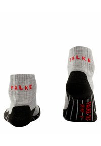 Szare skarpetki do kostek o prążkowanej fakturze, z czerwonym logo "FALKE" na mankiecie oraz czarnymi akcentami na pięcie i palcach z paskowym wzorem.