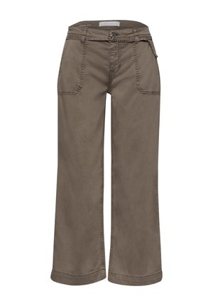 Pantalon large marron avec poches plaquées à l'avant, passants pour ceinture et détail d'anneau métallique à la taille, présenté sur fond blanc.