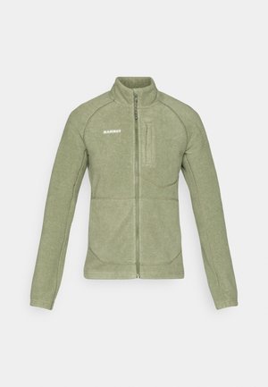 Fleecejacke in olivgrün, mit hohem Kragen, Reißverschluss und schräger Brusttasche. Sanfte Textur mit kontrastierenden Nähten.