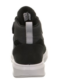 Schwarzer und grauer Mid-Top-Sneaker mit gepolstertem Kragen, strukturiertem Stoff, weißer Sohle und verstellbarem Riemen für eine sichere Passform.