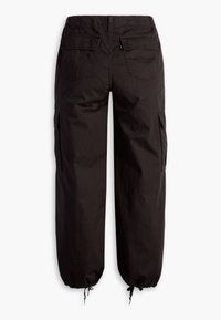 Pantalon cargo noir avec poches à rabat à l'arrière, poches cargo latérales et poignets réglables à cordon, vu de dos sur fond blanc.