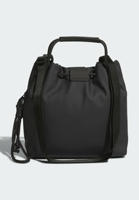 Czarna torba typu bucket z zapięciem na ściągacz, wykonana z gładkiego matowego materiału, z krótkim górnym uchwytem i odpinanym paskiem na ramię.