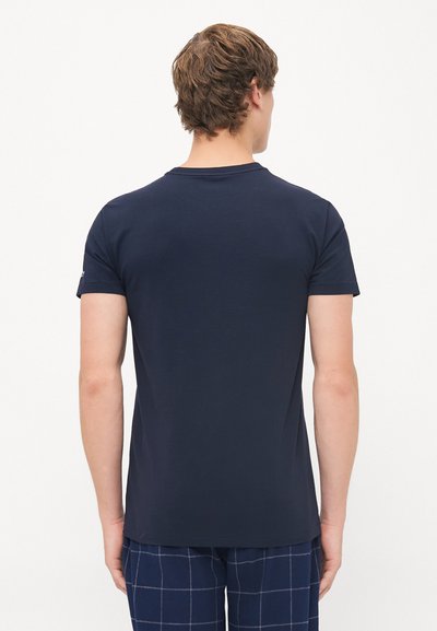 T-shirt in cotone blu navy con collo tondo e maniche corte. Design semplice, texture liscia, retro senza logo o motivi visibili.
