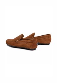 Braune Wildleder-Pantoletten mit einem Slip-On-Design, versehen mit Stichdetails und einer strukturierten schwarzen Gummisohle. Logo-Akzent an der Seite.