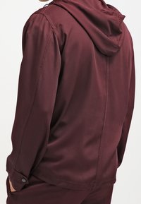 Joseph Giacca leggera - dark red