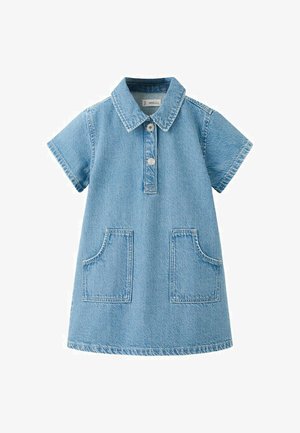 Robe courte en denim bleu clair à manches courtes, avec col, deux poches plaquées à l'avant et une patte de boutonnage avec deux boutons blancs.
