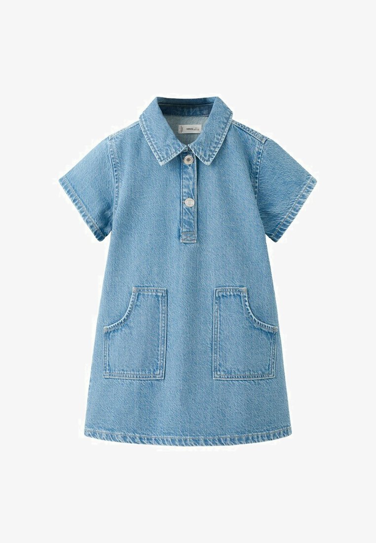 Robe courte en denim bleu clair à manches courtes, avec col, deux poches plaquées à l'avant et une patte de boutonnage avec deux boutons blancs.