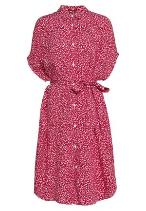 Czerwona sukienka na krótki rękaw z guzikami, ozdobiona białym kwiatowym wzorem i paskiem z tkaniny przewiązanym w talii.
