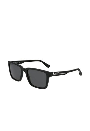 Ochelari de soare rectangulati negri cu finisaj mat, cu lentile întunecate și un logo Lacoste argintiu pe tâmplă. Design cu ramă din plastic ușor.